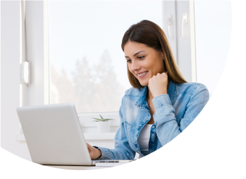 Mujer consultando en Internet como alcanzar su meta de controlar gastos y ahorrar