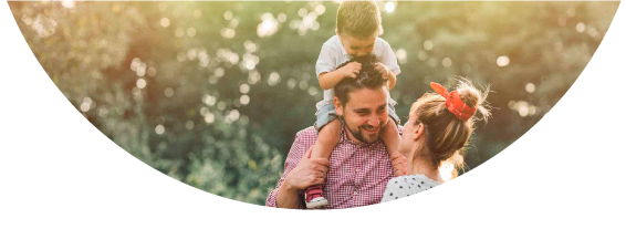 Familia planeando sus sueños de estudio, inversión y retiro