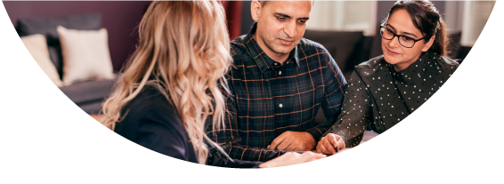 Pareja conociendo el sistema financiero y las entidades financieras