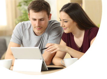 Pareja buscando en internet las mejores alternativas de inversión