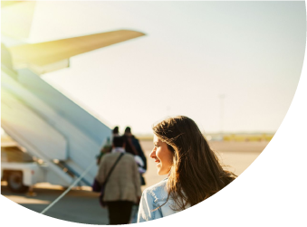 Mujer abordando un avión para hacer el viaje de sus sueños