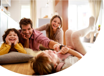 Familia jugando luego de alcanzar la meta de tener vivienda propia
