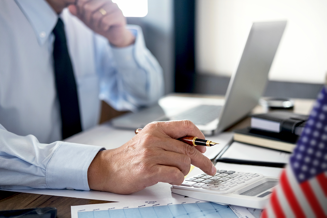 ¿Debe un extranjero pagar el impuesto de renta en el país?