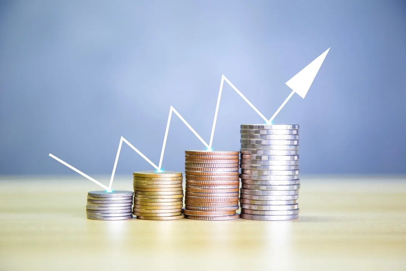 ¿Qué pasa con sus créditos e inversiones si suben o bajan las tasas de interés?