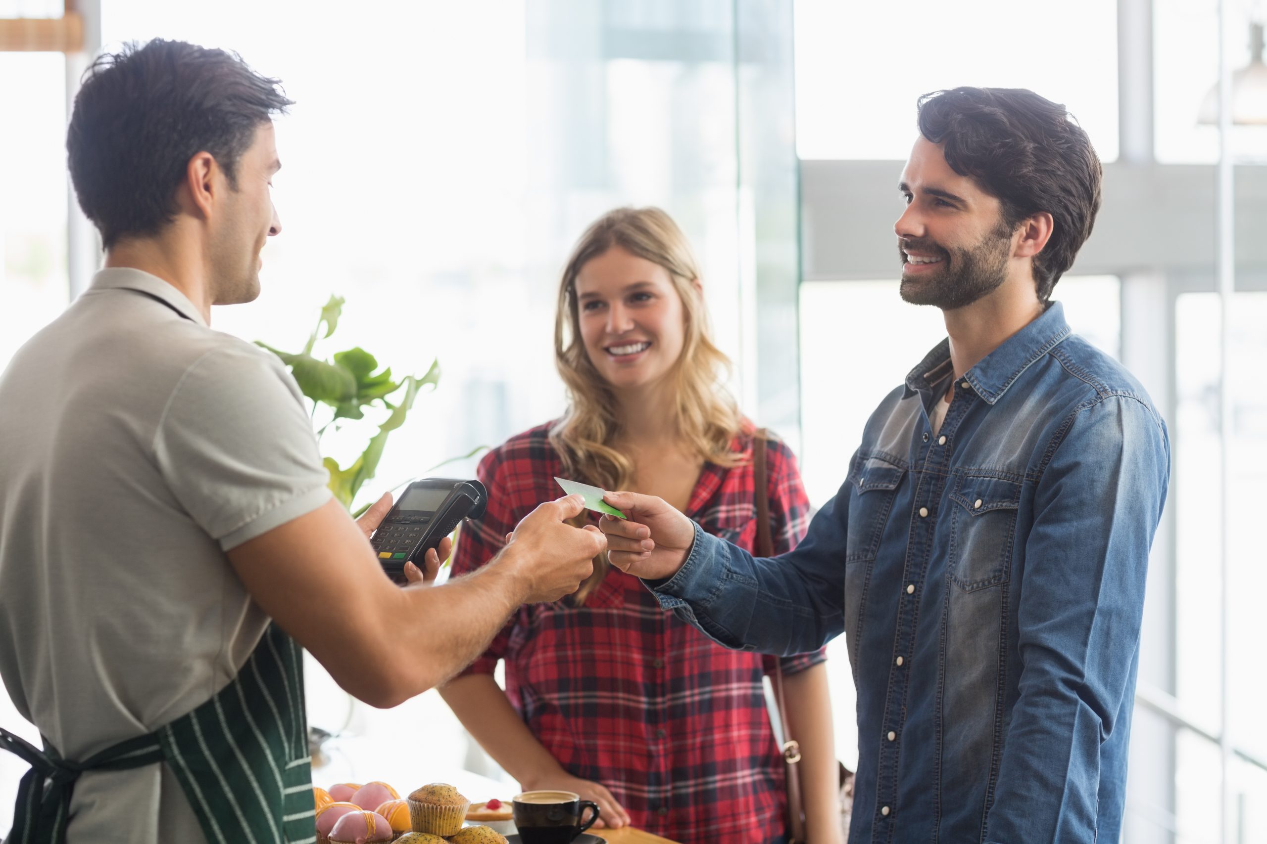 Tarjeta de crédito o recursos propios: ¿Cuál elegir para su negocio?
