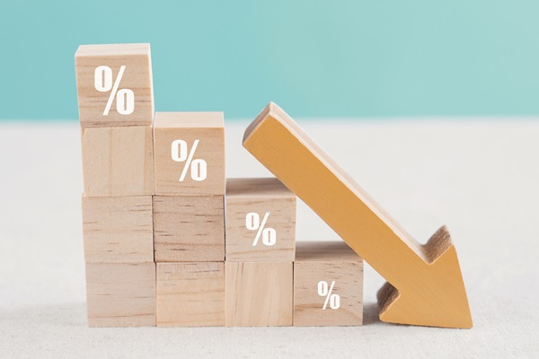 ¿Por qué los bancos no bajan sus tasas de interés al mismo ritmo que las tasas del Banco de la República?