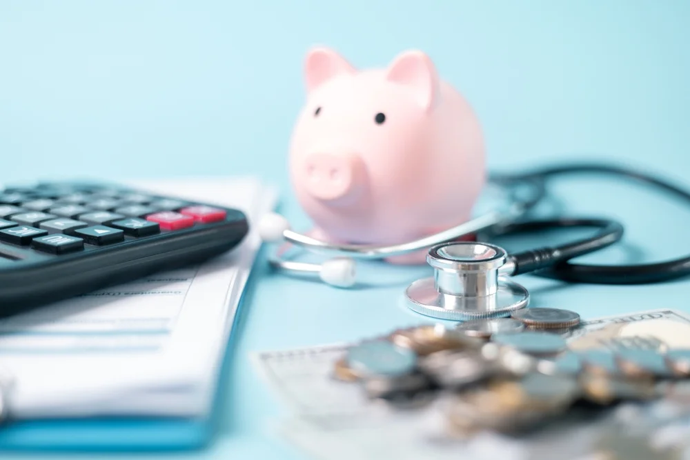 Cómo prepararse financieramente para enfrentar gastos médicos crecientes